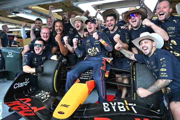 VERSTAPPEN Max (ned), Red Bull Racing RB18, portrait celebrates celebration during the Formula 1 Aramco United States Grand Prix 2022, 19th round of the 2022 FIA Formula One World Championship, WM, Weltmeisterschaft from October 21 to 23, 2022 on the Circuit of the Americas, in Austin, Texas - F1 - UNITED STATES GRAND PRIX 2022 - RACE DPPI Panoramic  00122044_231022-USA-4037-PVE