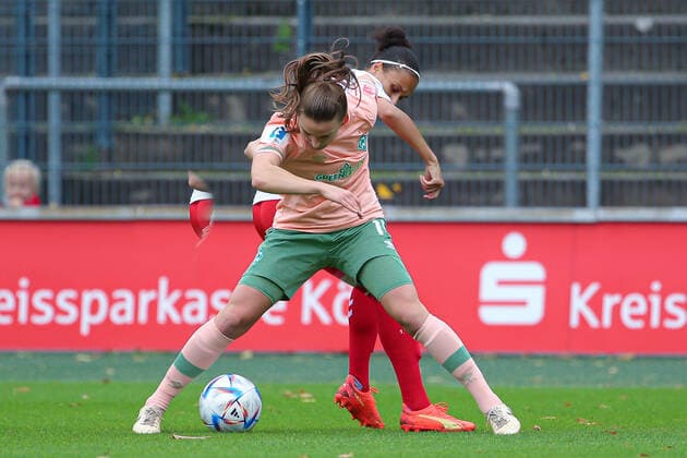 v.li.: Michaela Brandenburg (SV Werder Bremen, 14) und Genessee Puntigam (1. FC Köln, 13) im Zweikampf, Duell, Dynamik, Aktion, Action, Spielszene, DIE DFB-RICHTLINIEN UNTERSAGEN JEGLICHE NUTZUNG VON FOTOS ALS SEQUENZBILDER UND ODER VIDEOÄHNLICHE FOTOSTRECKEN. DFB REGULATIONS PROHIBIT ANY USE OF PHOTOGRAPHS AS IMAGE SEQUENCES AND OR QUASI-VIDEO., 23.10.2022, Köln (Deutschland), Fussball, Flyeralarm Frauen-Bundesliga, 1. FC Köln - SV Werder Bremen