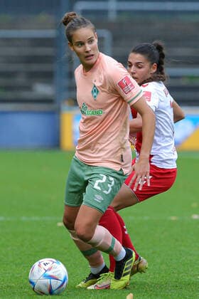 v.li.: Hanna Nemeth (SV Werder Bremen, 23) und Manjou Wilde (1. FC Köln, 7) im Zweikampf, Duell, Dynamik, Aktion, Action, Spielszene, DIE DFB-RICHTLINIEN UNTERSAGEN JEGLICHE NUTZUNG VON FOTOS ALS SEQUENZBILDER UND ODER VIDEOÄHNLICHE FOTOSTRECKEN. DFB REGULATIONS PROHIBIT ANY USE OF PHOTOGRAPHS AS IMAGE SEQUENCES AND OR QUASI-VIDEO., 23.10.2022, Köln (Deutschland), Fussball, Flyeralarm Frauen-Bundesliga, 1. FC Köln - SV Werder Bremen