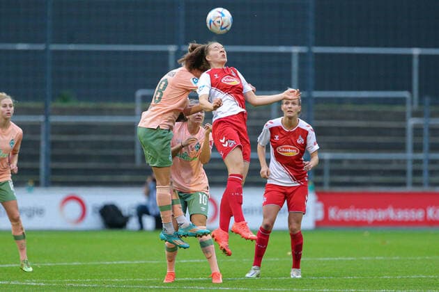 v.li.: Lina Hausicke (SV Werder Bremen, 18) und Lotta Cordes (1. FC Köln, 15) im Kopfballduell, Kopfball, Zweikampf, Action, Aktion, Spielszene, DIE DFB-RICHTLINIEN UNTERSAGEN JEGLICHE NUTZUNG VON FOTOS ALS SEQUENZBILDER UND ODER VIDEOÄHNLICHE FOTOSTRECKEN. DFB REGULATIONS PROHIBIT ANY USE OF PHOTOGRAPHS AS IMAGE SEQUENCES AND OR QUASI-VIDEO., 23.10.2022, Köln (Deutschland), Fussball, Flyeralarm Frauen-Bundesliga, 1. FC Köln - SV Werder Bremen
