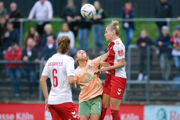 v.li.: Maja Sternad (SV Werder Bremen, 11) und Celina Degen (1. FC Köln, 5) im Kopfballduell, Kopfball, Zweikampf, Action, Aktion, Spielszene, DIE DFB-RICHTLINIEN UNTERSAGEN JEGLICHE NUTZUNG VON FOTOS ALS SEQUENZBILDER UND ODER VIDEOÄHNLICHE FOTOSTRECKEN. DFB REGULATIONS PROHIBIT ANY USE OF PHOTOGRAPHS AS IMAGE SEQUENCES AND OR QUASI-VIDEO., 23.10.2022, Köln (Deutschland), Fussball, Flyeralarm Frauen-Bundesliga, 1. FC Köln - SV Werder Bremen