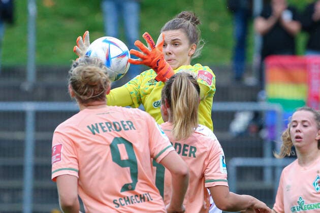 v.li.: Anneke Borbe (Torhüterin, Torwart, SV Werder Bremen, 30) pariert den Ball, Parade, Glanzparade, hält den Ball, Action, Aktion, DIE DFB-RICHTLINIEN UNTERSAGEN JEGLICHE NUTZUNG VON FOTOS ALS SEQUENZBILDER UND ODER VIDEOÄHNLICHE FOTOSTRECKEN. DFB REGULATIONS PROHIBIT ANY USE OF PHOTOGRAPHS AS IMAGE SEQUENCES AND OR QUASI-VIDEO., 23.10.2022, Köln (Deutschland), Fussball, Flyeralarm Frauen-Bundesliga, 1. FC Köln - SV Werder Bremen
