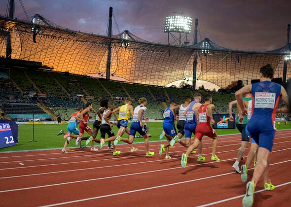 Feature, Pulk, Feld bei Sonnenuntergang im Olympiastadion, Aktion, Stimmung, Halbfinale 1500m der Maenner, am 15.08.2022 Leichtathletik Europameisterschaft 2022, European Championships, vom 15.08. - 21.08.2022 in Muenchen Deutschland. Â