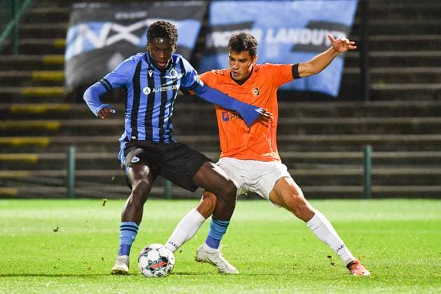 BELGIUM SOCCER CPL D10 CLUB NXT VS KMSK DEINZE Noah Mbamba (72) of Club NXT and Deinze s Teo Quintero pictured during a soccer game between Club Brugge NXT and KMSK Deinze during the 10 th matchday in the Challenger Pro League for the 2022-2023 season , on Friday 21 st of October 2022 in Roeselare , Belgium . PHOTO DIRK VUYLSTEKE Roeselare Schiervelde West-Vlaanderen Belgium  Copyright: xSportpix.bex xDirkxVuylstekexDirkxVuylstekex