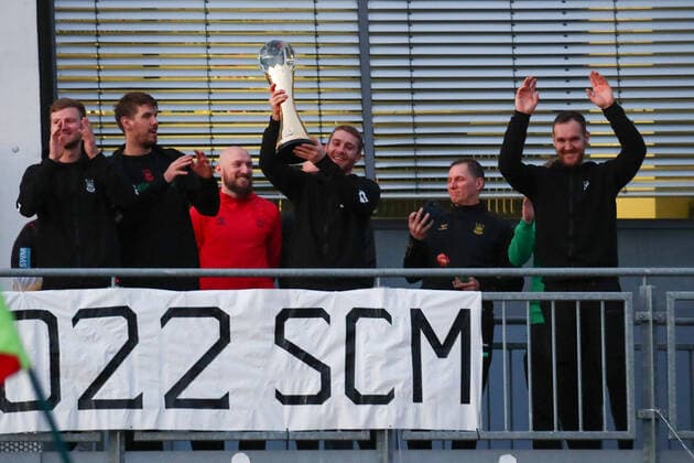 Bilder des Jahres, Sport 10 Oktober Sport Themen der Woche KW43 Sport Bilder des Tages 24.10.2022, xgox, Handball - IHF Super Globe, Ankunft des Klub-Weltmeisters emspor, v.l. Lukas Mertens (Magdeburg, 22) mit Pokal Magdeburg *** 24 10 2022, xgox, handball IHF Super Globe, arrival of the club world champion emspor, v l Lukas Mertens Magdeburg, 22 with cup Magdeburg.