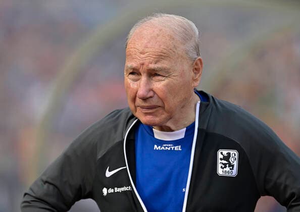 23.10.2022, Fussball, Legenden-Derby MÜNCHEN VEREINT, zum 50.Jubiläum des Olympiaparks, FC Bayern München Altstars - TSV 1860 München Altstars, im Olympiastadion München. Trainer Karsten Wettberg (1860 München) .
