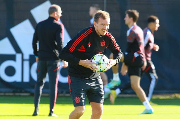 Sport Themen der Woche KW43 Sport Bilder des Tages Trainer Julian Nagelsmann prueft den Balldruck. Hinten laufen 25 Thomas Mueller und Co Fussball Abschlusstraining des FC Bayern Muenchen vor dem UEFA Champions League-Gruppenphase, gegen FC Barcelona, Barca 25.10.2022 Trainingsgelaende, Saebenerstr. FOTO: Mladen Lackovic LakoPress *** Coach Julian Nagelsmann checks the ball pressure Behind run 25 Thomas Mueller and Co Football final training of FC Bayern Muenchen before the UEFA Champions League group stage, against FC Barcelona 25 10 2022 Training ground, Saebenerstr PHOTO Mladen Lackovic LakoPress
