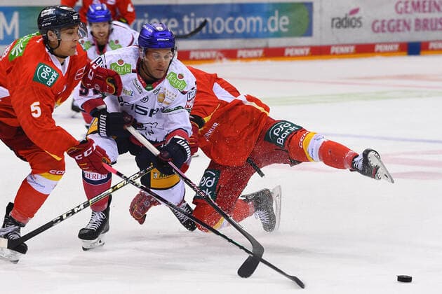 Sport Themen der Woche KW43 Sport Bilder des Tages DUESSELDORF, GERMANY - OCTOBER 25, 2022: MARCEL NOEBELS. Hockey match DEL Düsseldorfer EG - Icebaeren Berlin  Copyright: xVITALIIxKLIUIEVx