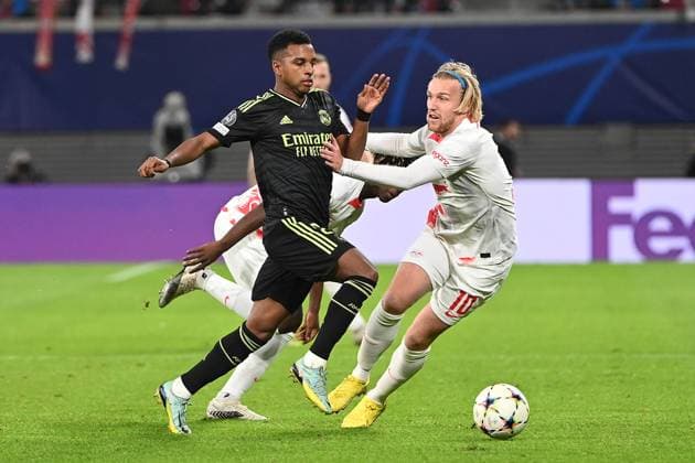 Fussball, Herren, Saison 2022 2023, Champions League (Gruppenphase, Gruppe F, 5. Spieltag), RB Leipzig - Real Madrid, v.l. im Zweikampf Rodrygo ( Madrid ) und Emil Forsberg ( Leipzig ) , 25.10. 2022, Copyright: xMatthiasxKochx