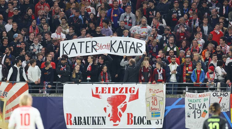 Bilder des Jahres, Sport 10 Oktober Sport Themen der Woche KW43 Sport Bilder des Tages RB Leipzig - Real Madrid 25.10.2022 Leipzig, 25.10.2022, Red Bull Arena, UEFA Champions League, Gr. F, Spieltag 5 , RB Leipzig (GER) vs. Real Madrid (ESP) , Im Bild: Fans von RB Leipzig. KATER statt KATAR. Protest gegen die bevorstehende WM in Katar. , *** RB Leipzig Real Madrid 25 10 2022 Leipzig, 25 10 2022, Red Bull Arena, UEFA Champions League, Gr F, Matchday 5 , RB Leipzig GER vs Real Madrid ESP , In the picture fans of RB Leipzig KATER instead of KATAR protest against the upcoming World Cup in Qatar , Picture Point