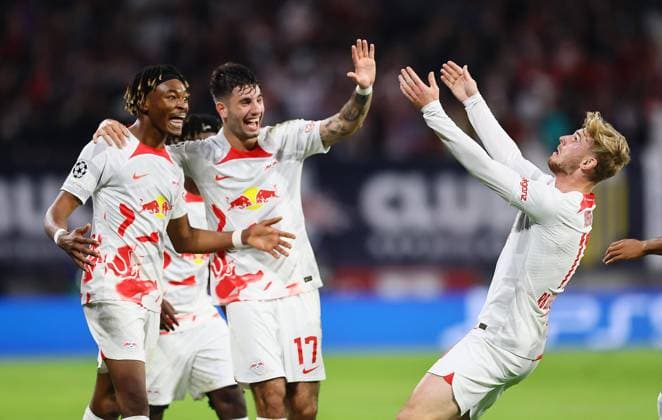 Sport Bilder des Tages RB Leipzig - Real Madrid 25.10.2022 Leipzig, 25.10.2022, Red Bull Arena, UEFA Champions League, Gr. F, Spieltag 5 , RB Leipzig (GER) vs. Real Madrid (ESP) , Tor für Leipzig zum 3:1. Im Bild Torjubel v.l.: Mohamed Simakan (2, RB Leipzig), Dominik Szoboszlai (17, RB Leipzig) und Torschütze Timo Werner (11, RB Leipzig),
