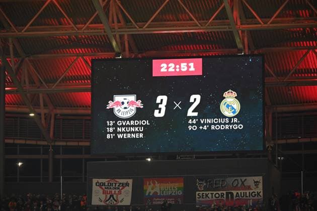 Sport Bilder des Tages Fussball, Herren, Saison 2022 2023, Champions League (Gruppenphase, Gruppe F, 5. Spieltag), RB Leipzig - Real Madrid, Anzeigetafel mit dem Endstand 3:2 , 25.10. 2022, Copyright: xMatthiasxKochx