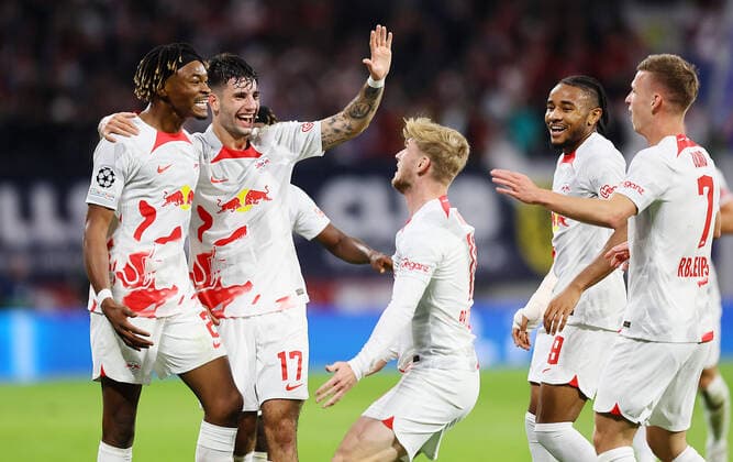 RB Leipzig - Real Madrid 25.10.2022 Leipzig, 25.10.2022, Red Bull Arena, UEFA Champions League, Gr. F, Spieltag 5 , RB Leipzig (GER) vs. Real Madrid (ESP) 3:2 (2:1) , Tor für Leipzig zum 3:1. Im Bild Torjubel v.l.: Mohamed Simakan (2, RB Leipzig), Dominik Szoboszlai (17, RB Leipzig), Torschütze Timo Werner (11, RB Leipzig), Christopher Nkunku (18, RB Leipzig) und Dani Olmo (7, RB Leipzig) ,