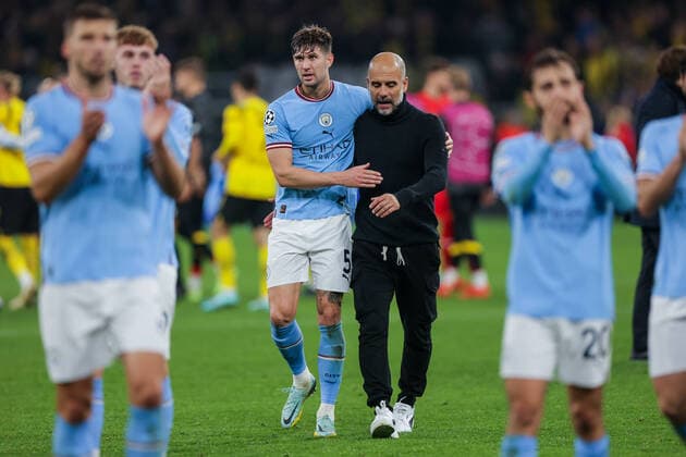 25.10.2022, Fussball, Saison 2022 2023, UEFA Champions League, UCL, 5. Spieltag, Borussia Dortmund - Manchester City, v. l. John Stones (Manchester City), Cheftrainer Pep Guardiola (Manchester City), Foto: Dennis Ewert RHR-FOTO xRHR-FOTO DEx