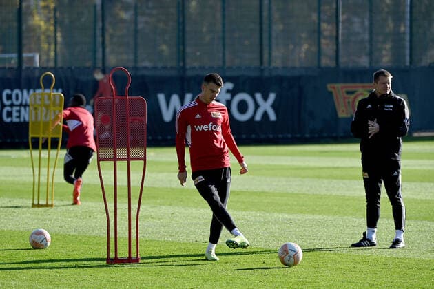 Fussball, Herren, Saison 2022 2023, Europa League, 1. FC Union Berlin, Training vor der Europa-League-Partie 1. FC Union Berlin - SC Sporting Braga, im Bild: Janik Haberer (1. FC Union Berlin), Fitnesstrainer Martin Krüger (1. FC Union), 26.10. 2022, Copyright: xMatthiasxKochx