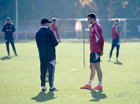 Fussball, Herren, Saison 2022 2023, Europa League, 1. FC Union Berlin, Training vor der Europa-League-Partie 1. FC Union Berlin - SC Sporting Braga, im Bild: v. l. Trainer Urs Fischer (1. FC Union), Robin Knoche (1. FC Union), 26.10. 2022, Copyright: xMatthiasxKochx