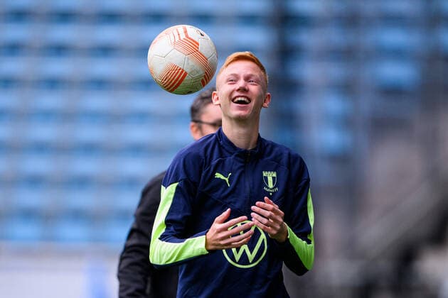 221026 Hugo Larsson during a training session with Malmö FF on October 26, 2022 in Malmö. Photo: Ludvig Thunman BILDBYRAN kod LT LT0431 fotboll football soccer fotball uefa europa league träning practice training malmö ff bbeng Copyright: LUDVIGxTHUNMAN BB221026LT015