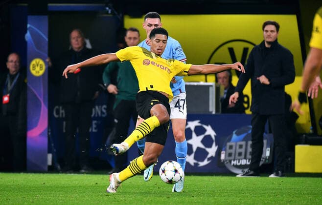 Fussball, Champions League, Deutschland, Herren, Saison 2022 2023, 5. Spieltag, Signal Iduna Park Dortmund: Bor. Dortmund (gelb) - Manchester City (blau) 0:0; Jude Bellingham (BVB), Phil Foden (MAC), Cheftrainer Edin Terzic (BVB), Aktion. DFB DFL REGULATIONS PROHIBIT ANY USE OF PHOTOGRAPHS AS IMAGE SEQUENCES AND OR QUASI-VIDEO