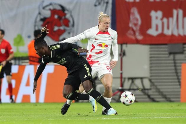 Xaver Schlager (RB Leipzig,24) gegen Eduardo Camavinga (Real Madrid,12) - Champions League Vorrunde Gruppe F Saison 2022-2023 RB Leipzig vs. Real Madrid in der Red Bull Arena in Leipzig - Aktion,Fussball,Deutschland,Mann,Männer,25.10.2022