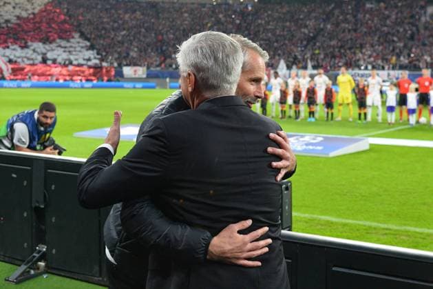 Marco Rose (Trainer, RB Leipzig) li., begruesst Carlo Ancelotti (Trainer, Real Madrid) re. RB Leipzig vs. Real Madrid, Fussball, Champions League, 5. Spieltag, Saison 2022 2023, 25.10.2022 DFB DFL REGULATIONS PROHIBIT ANY USE OF PHOTOGRAPHS AS IMAGE SEQUENCES AND OR QUASI-VIDEO RB Leipzig vs. Real Madrid, Fussball, Champions League, 5. Spieltag, Saison 2022 2023, 25.10.2022 Leipzig Copyright: xEibner-Pressefoto BertxHarzerx EP_EER