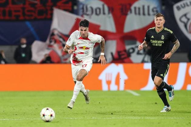 Dominik Szoboszlai (RB Leipzig,17) gegen Toni Kroos (Real Madrid,8) - Champions League Vorrunde Gruppe F Saison 2022-2023 RB Leipzig vs. Real Madrid in der Red Bull Arena in Leipzig - Aktion,Fussball,Deutschland,Mann,Männer,25.10.2022