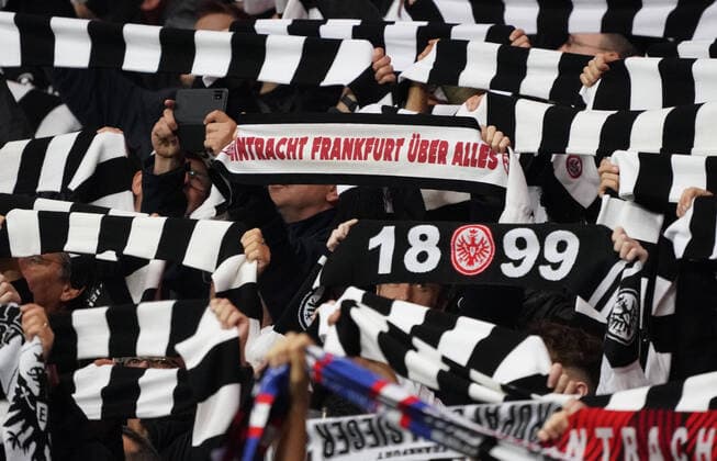 Eintracht Fans mit ihren Schals - Frankfurt 26.10.2022: Eintracht Frankfurt vs. Olympique Marseille, 5. Spieltag Champions League, Deutsche Bank Park