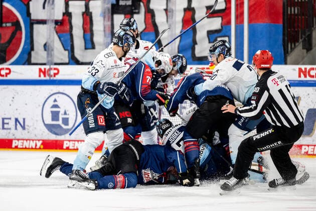 Sport Themen der Woche KW43 Sport Bilder des Tages 26.10.2022 - Eishockey - Saison 2022 2023 - Penny DEL - Nürnberg Ice Tigers Icetigers - ERC Ingolstadt - ThHa - Roman Kechter (73, Nürnberg Ice Tigers, Nuernberg Ice Tigers ) Danjo Leonhardt (53, Nürnberg Ice Tigers, Nuernberg Ice Tigers ) Patrick Reimer (17, Nürnberg Ice Tigers, Nuernberg Ice Tigers ) vor dem Tor, Tumult, Rangelei *** 26 10 2022 ice hockey season 2022 2023 penny DEL Nuremberg Ice Tigers Icetigers ERC Ingolstadt ThHa Roman Kechter 73, Nuremberg Ice Tigers, Nuremberg Ice Tigers Danjo Leonhardt 53, Nuremberg Ice Tigers, Nuremberg Ice Tigers Patrick Reimer 17, Nuremberg Ice Tigers, Nuremberg Ice Tigers in front of the goal, turmoil, scuffle.