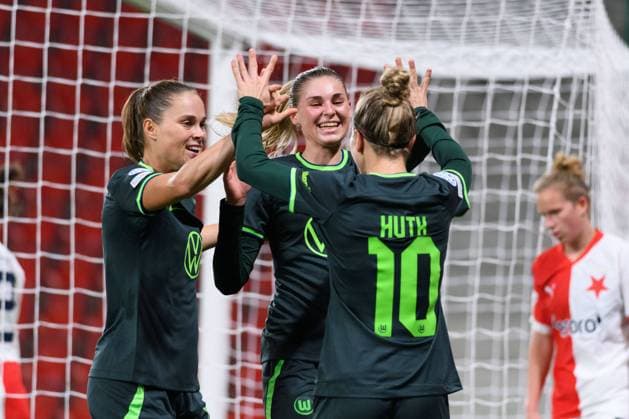 Sport Themen der Woche KW43 Sport Bilder des Tages Ewa Pajor (9 VfL Wolfsburg), Jule Brand (29 VfL Wolfsburg) and Svenja Huth (10 VfL Wolfsburg) celebrating together during the UEFA Womens Champions League group stage match between Slavia Prague and VfL Wolfsburg at Eden Arena in Prague, Czech Republic. (Sven Beyrich SPP)  Copyright: xSvenxBeyrich SPPx spp-en-SvBe-20221026-ND5_4456