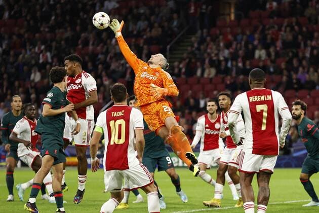 Sport Bilder des Tages AMSTERDAM - (LR) Jurrien Timber of Ajax, Ajax goalkeeper Remko Pasveer, Dusan Tadic of Ajax, Owen Wijndal of Ajax, Mo Salah of Liverpool FC during the UEFA Champions League Group A match between Ajax Amsterdam and Liverpool FC in the Johan Cruijff ArenA on October 26, 2022 in Amsterdam, Netherlands. ANP MAURICE VAN STEEN UEFA Europa Champions League 2022 2023 xVIxANPxSportx xxANPxIVx