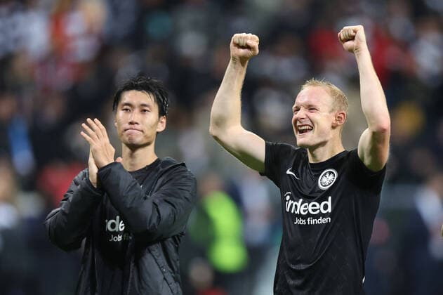 Eintracht Frankfurt - Olympique Marseille, UEFA Champions League Daichi Kamada (Eintracht Frankfurt, 15) und Sebastian Rode (Eintracht Frankfurt, 17) jubeln den Fans zu. Spiel der UEFA Champions League zwischen Eintracht Frankfurt und Olympique Marseille am 26. Oktober 2022 im Deutsche Bank Park in Frankfurt am Main., Frankfurt am Main Hessen Deutschland Deutsche Bank Park