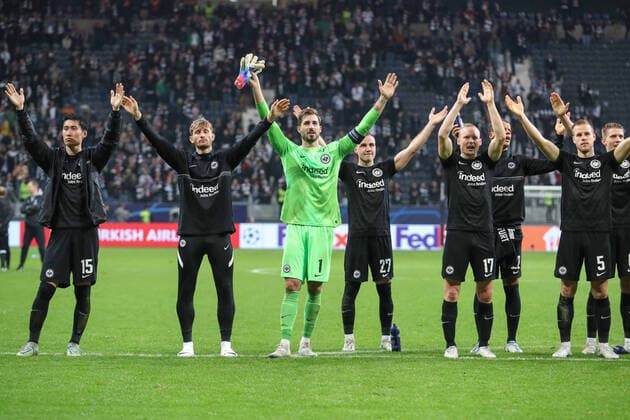 xMHx - UEFA Champions League: Eintracht Frankfurt - Olympique Marseille am 26.10.2022 im Deutsche Bank Park in Frankfurt Jubel über den Sieg bei der Mannschaft von Eintracht Frankfurt , hier mit Daichi Kamada (Frankfurt 15) , Christopher Lenz (Frankfurt 25) , Torwart Kevin Trapp (Frankfurt 1) , Mario Götze Goetze Gotze (Frankfurt 27) , Sebastian Rode (Frankfurt 17) , Timothy Chandler (Frankfurt 22) , Hrvoje Smolcic (Frankfurt 5) , Kristijan Jakic (Frankfurt 6)
