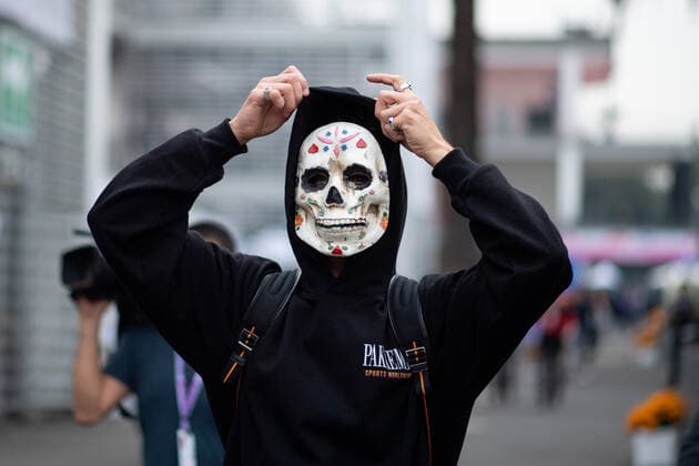 Daniel Ricciardo (AUS, McLaren F1 Team 3) kommt mit Totenkopfmaske zum Feiertag Tag der Toten im Fahrerlager an, MEX, Formel 1 Grand Prix von Mexiko, Autodromo Hermanos Rodriguez Mexico City, Mediaday, 27.10.2022 MEX, Formel 1 Grand Prix von Mexiko, Autodromo Hermanos Rodriguez Mexico City, Mediaday, 27.10.2022 Mexico City Copyright: xEibner Memmlerx EP_MMR