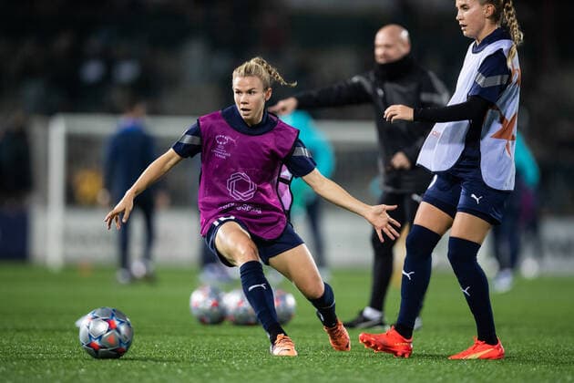 221027 Jessica Wik of FC Rosengard during warm up ahead of the UEFA Women s Champions League football match between FC Rosengard and Barcelona on October 27, 2022 in Malmö. Photo: Mathilda Ahlberg BILDBYRAN COP 240 MA0318 fotboll football soccer fotball champions league fc rosengard barcelona dam bbeng Copyright: MATHILDAxAHLBERG BB221027BB416