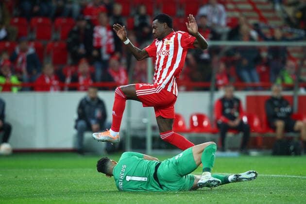 27.10.2022, xtgx, Fussball UEFA Europa League, 1. FC Union Berlin - Sporting Braga emspor, v.l. Matheus (Braga, 1), Sheraldo Becker (Union Berlin, 27) Parade, haelt den Ball, faengt den Ball, pariert Zweikampf, Duell, Kampf, tackle (DFL DFB REGULATIONS PROHIBIT ANY USE OF PHOTOGRAPHS as IMAGE SEQUENCES and or QUASI-VIDEO) Berlin