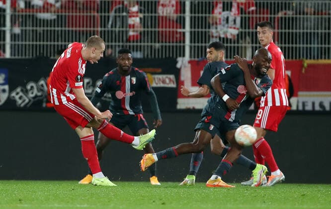 Julian Ryerson, Al Musrati Zweikampf Spielszene Aktion Fußball Fussball UEL UEFA Europa League Herren Saison 2022 2023 27.10.2022 1.FC Union Berlin FCU vs. SC Sporting Braga DFL regulations prohibit any use of photographs as image sequences and or quasi-video.