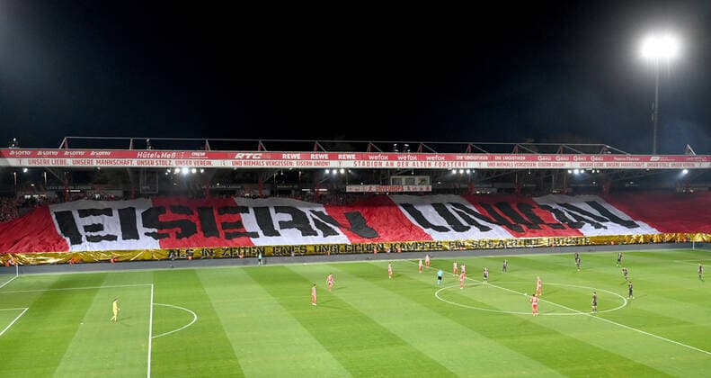 Fussball, Herren, Saison 2022 2023, Europa League (Gruppe D, 5. Spieltag) 1. FC Union Berlin - SC Sporting Braga, Fans des 1. FC Union, Und niemals vergessen, Eisern Union, 27.10. 2022, Copyright: xMatthiasxKochx