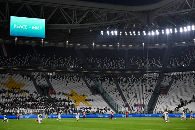 Foto Fabio Ferrari LaPresse 27 Ottobre 2022 - Torino, Italia - calcio - Juventus Women vs Olympique Lyonnais - Women s Champions League - Fase a Gironi - Gruppo C -2 6-Juventus Stadium. Nella foto:in ginocchio contro il razzismo October 27, 2022 Turin, Italy - sport, calcio - Juventus Women vs Olympique Lyonnais - Women s Champions League - Group stage - Group C -2 6-Juventus Stadium. In the pic: pre match  Copyright: xFabioxFerrari LaPressex