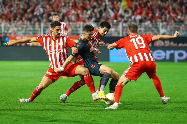 27.10.2022, xtgx, Fussball UEFA Europa League, 1. FC Union Berlin - Sporting Braga emspor, v.l. Rani Khedira (Union Berlin, 8), Vitinha (Braga, 99), Diogo Leite (Union Berlin, 4) Zweikampf, Duell, Kampf, tackle (DFL DFB REGULATIONS PROHIBIT ANY USE OF PHOTOGRAPHS as IMAGE SEQUENCES and or QUASI-VIDEO) Berlin