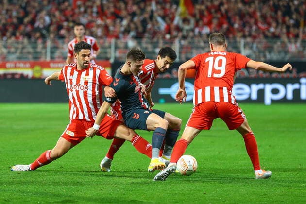 27.10.2022, xtgx, Fussball UEFA Europa League, 1. FC Union Berlin - Sporting Braga emspor, v.l. Rani Khedira (Union Berlin, 8), Vitinha (Braga, 99), Diogo Leite (Union Berlin, 4) Zweikampf, Duell, Kampf, tackle (DFL DFB REGULATIONS PROHIBIT ANY USE OF PHOTOGRAPHS as IMAGE SEQUENCES and or QUASI-VIDEO) Berlin