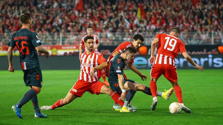 27.10.2022, xtgx, Fussball UEFA Europa League, 1. FC Union Berlin - Sporting Braga emspor, v.l. Rani Khedira (Union Berlin, 8), Vitinha (Braga, 99), Diogo Leite (Union Berlin, 4) Zweikampf, Duell, Kampf, tackle (DFL DFB REGULATIONS PROHIBIT ANY USE OF PHOTOGRAPHS as IMAGE SEQUENCES and or QUASI-VIDEO) Berlin