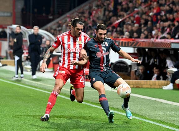 Fussball, Herren, Saison 2022 2023, Europa League (Gruppe D, 5. Spieltag) 1. FC Union Berlin - SC Sporting Braga, v. l. Christopher Trimmel (1. FC Union), Abel Ruiz (SC Sporting Braga), 27.10. 2022, Copyright: xMatthiasxKochx