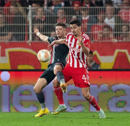 Fussball, Herren, Saison 2022 2023, Europa League (Gruppenphase, Gruppe D, 5. Spieltag), 1. FC Union Berlin - SC Braga, v. l. Vitor Oliveira (SC Braga), Diogo Leite (1. FC Union Berlin), 27.10. 2022, Copyright: xSebastianxRäppold MatthiasxKochx