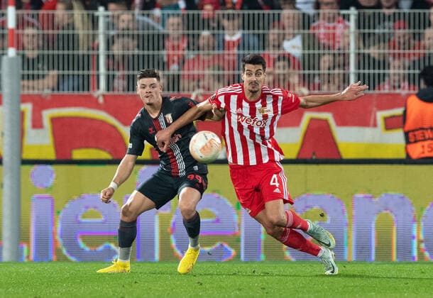 Fussball, Herren, Saison 2022 2023, Europa League (Gruppenphase, Gruppe D, 5. Spieltag), 1. FC Union Berlin - SC Braga, v. l. Vitor Oliveira (SC Braga), Diogo Leite (1. FC Union Berlin), 27.10. 2022, Copyright: xSebastianxRäppold MatthiasxKochx