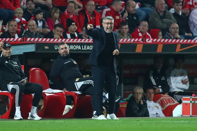 27.10.2022, xtgx, Fussball UEFA Europa League, 1. FC Union Berlin - Sporting Braga emspor, v.l. Urs Fischer (Union Berlin, Trainer) gibt Anweisungen, gestikuliert mit den Armen, gesticulate, gives instructions (DFL DFB REGULATIONS PROHIBIT ANY USE OF PHOTOGRAPHS as IMAGE SEQUENCES and or QUASI-VIDEO) Berlin