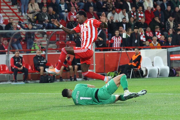 DEU, Europa League, 1.FC Union vs. SC Braga, 27.10.2022, Stadion Alte Foersterei, Berlin, DEU, Europa League, 1.FC Union vs. SC Braga, im Bild: Sheraldo Becker (1.FC Union Berlin 27), Matheus Magalhaes (SC Braga 1) DFL - regulations prohibit any use of Photographs as image sequences and or quasi-video Foto: Juergen Engler nordphoto GmbH