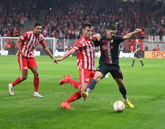 Fussball, Herren, Saison 2022 2023, Europa League (Gruppe D, 5. Spieltag) 1. FC Union Berlin - SC Sporting Braga, v. l. Danilho Doekhi (1. FC Union), Robin Knoche (1. FC Union), Vitor Oliveira (Vitinha, SC Sporting Braga), 27.10. 2022, Copyright: xMatthiasxKochx