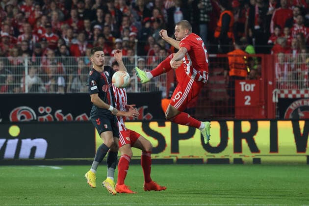 DEU, Europa League, 1.FC Union vs. SC Braga, 27.10.2022, Stadion Alte Foersterei, Berlin, DEU, Europa League, 1.FC Union vs. SC Braga, im Bild: Julian Ryerson (1.FC Union Berlin 6), Abel Ruiz (SC Braga 9) DFL - regulations prohibit any use of Photographs as image sequences and or quasi-video Foto: Juergen Engler nordphoto GmbH