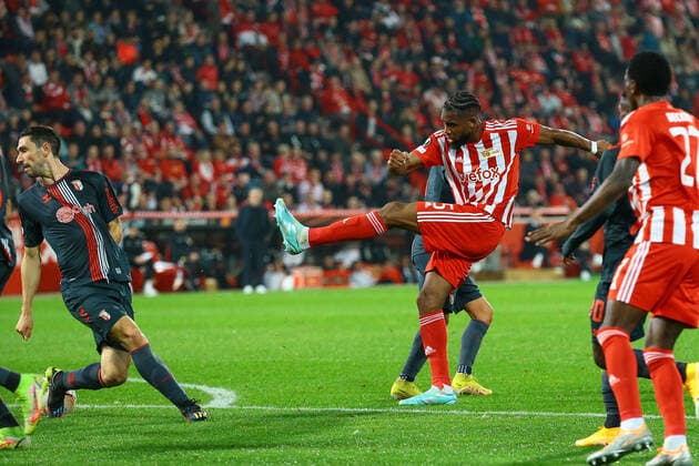 27.10.2022, xtgx, Fussball UEFA Europa League, 1. FC Union Berlin - Sporting Braga emspor, v.l. Jordan Siebatcheu (Union Berlin, 45) Torschuss, schiesst den Ball aufs Tor, Schuss (DFL DFB REGULATIONS PROHIBIT ANY USE OF PHOTOGRAPHS as IMAGE SEQUENCES and or QUASI-VIDEO) Berlin