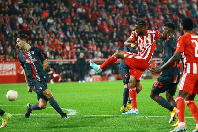 27.10.2022, xtgx, Fussball UEFA Europa League, 1. FC Union Berlin - Sporting Braga emspor, v.l. Jordan Siebatcheu (Union Berlin, 45) Torschuss, schiesst den Ball aufs Tor, Schuss (DFL DFB REGULATIONS PROHIBIT ANY USE OF PHOTOGRAPHS as IMAGE SEQUENCES and or QUASI-VIDEO) Berlin