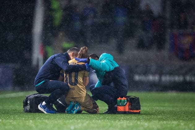 221027 Caroline Graham Hansen of Barcelona receives medical attention during the UEFA Women s Champions League football match between FC Rosengard and Barcelona on October 27, 2022 in Malmö. Photo: Mathilda Ahlberg BILDBYRAN COP 240 MA0318 fotboll football soccer fotball champions league fc rosengard barcelona dam bbeng Copyright: MATHILDAxAHLBERG BB221027BB654